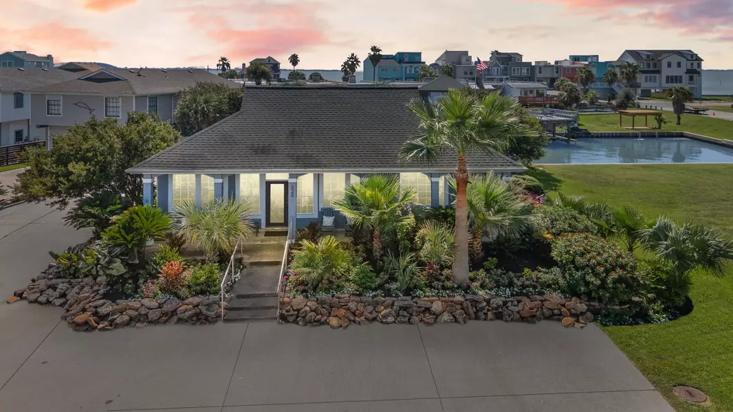323 Tiki DR, Tiki Island, TX 77554