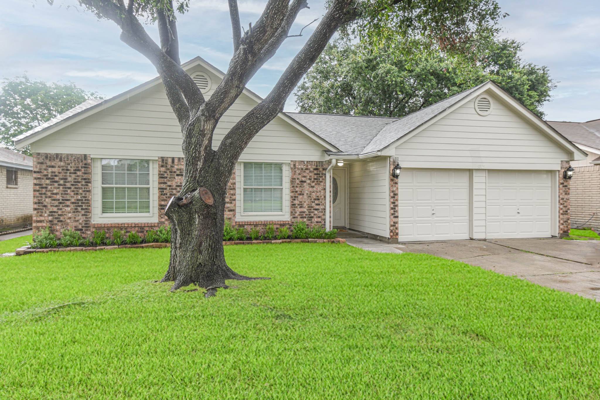 3805 Youpon DR, La Porte, TX 77571