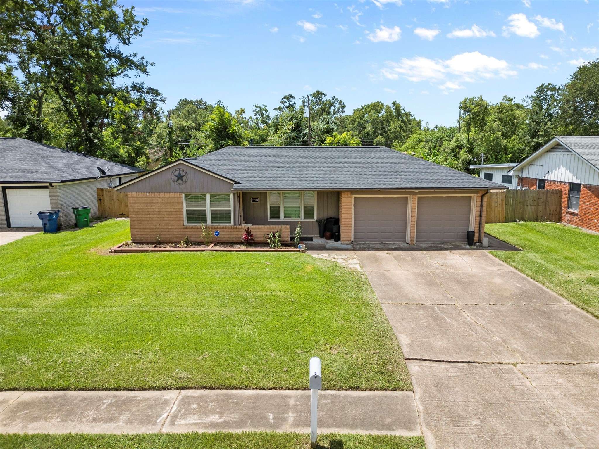 708 Northridge ST, Angleton, TX 77515