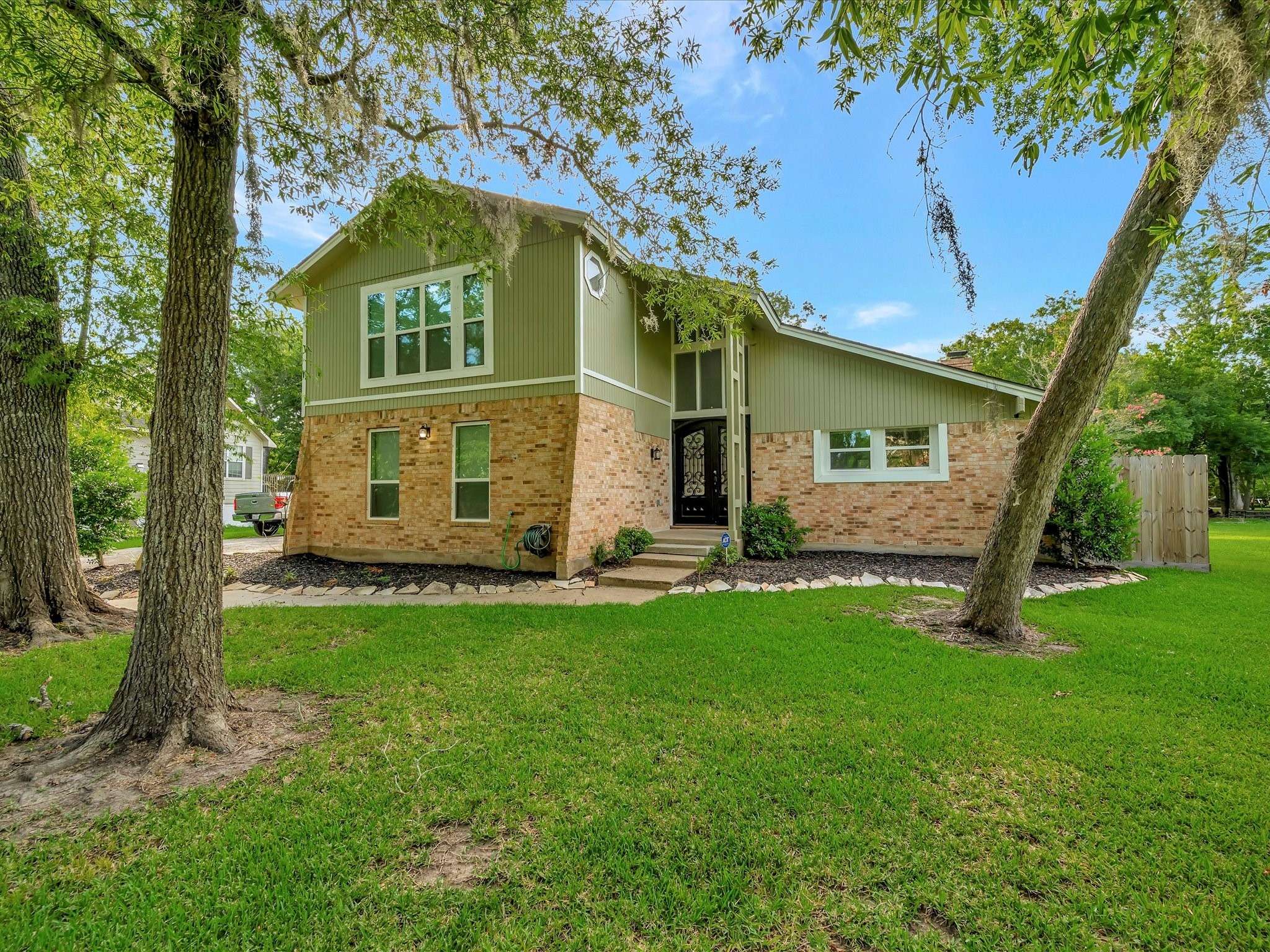 5346 Appleblossom LN, Friendswood, TX 77546