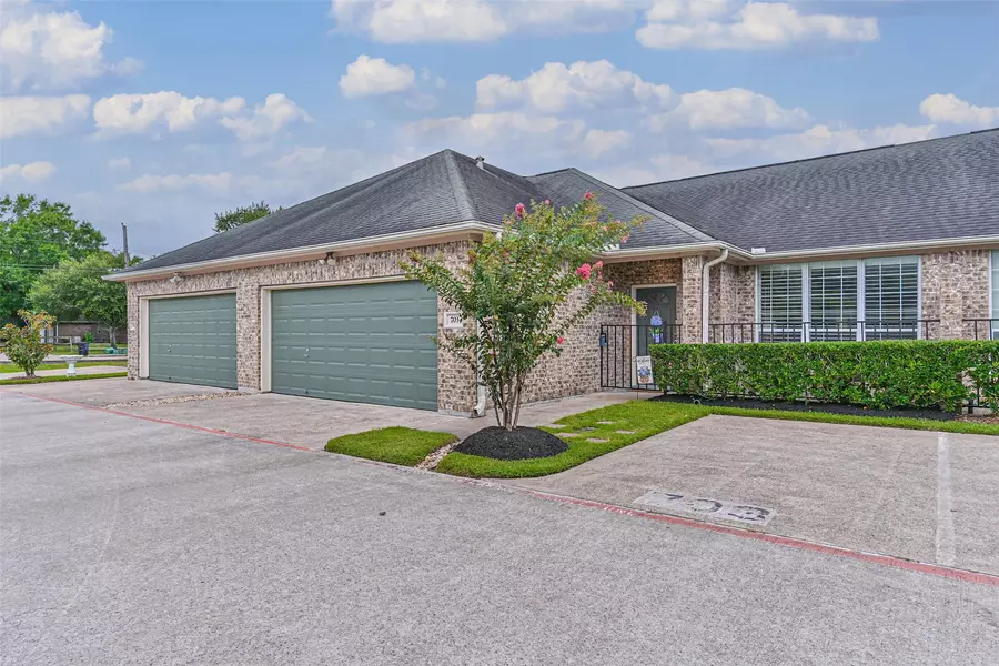 703 Cedarwood DR, Friendswood, TX 77546
