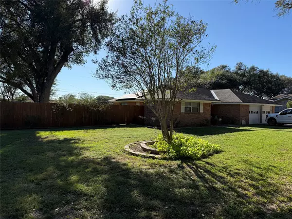 601 Willow LN, Eagle Lake, TX 77434