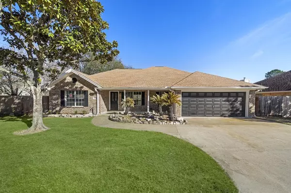 609 Sharondoah DR, Highlands, TX 77562