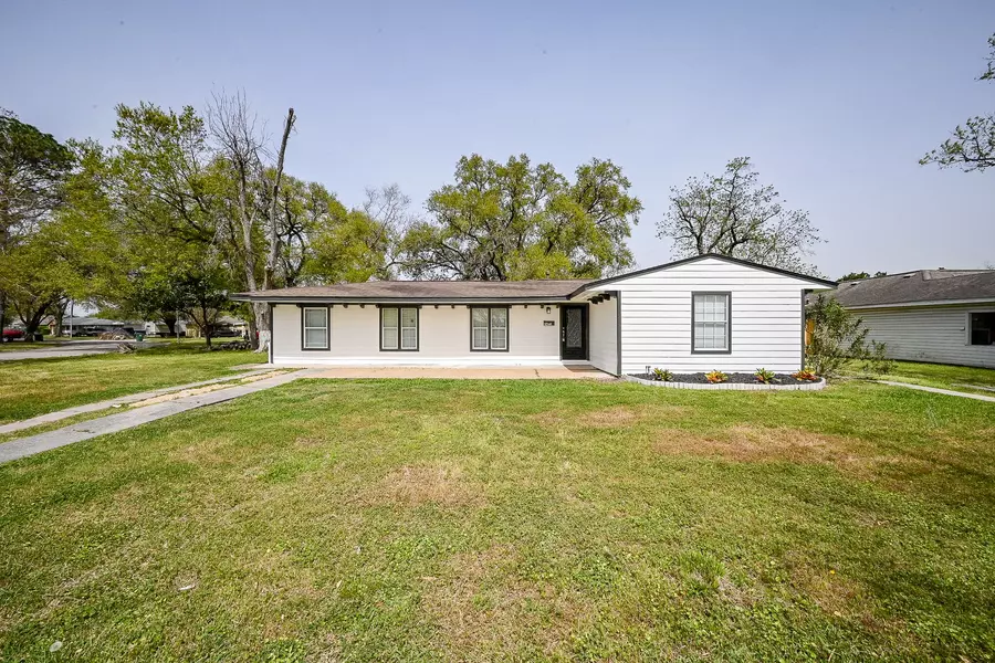 7471 Lakehurst DR, Houston, TX 77087