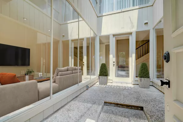 Houston, TX 77006,526 Colquitt ST