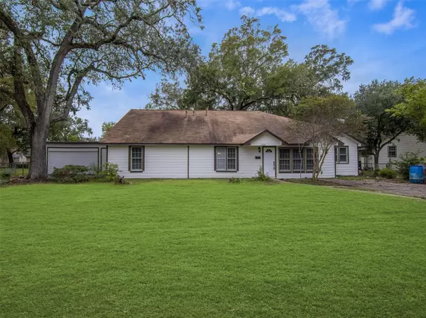 1256 Pecan ST,  Clute,  TX 77531