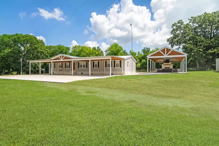 555 Wilder Crest LN, Brenham, TX 77833