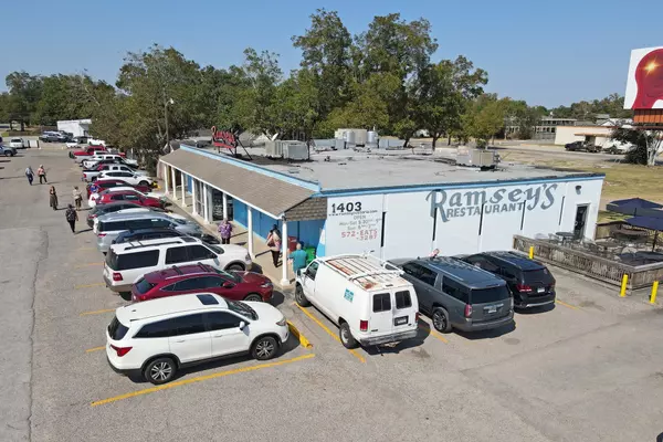 1403 N Navarro ST, Victoria, TX 77901