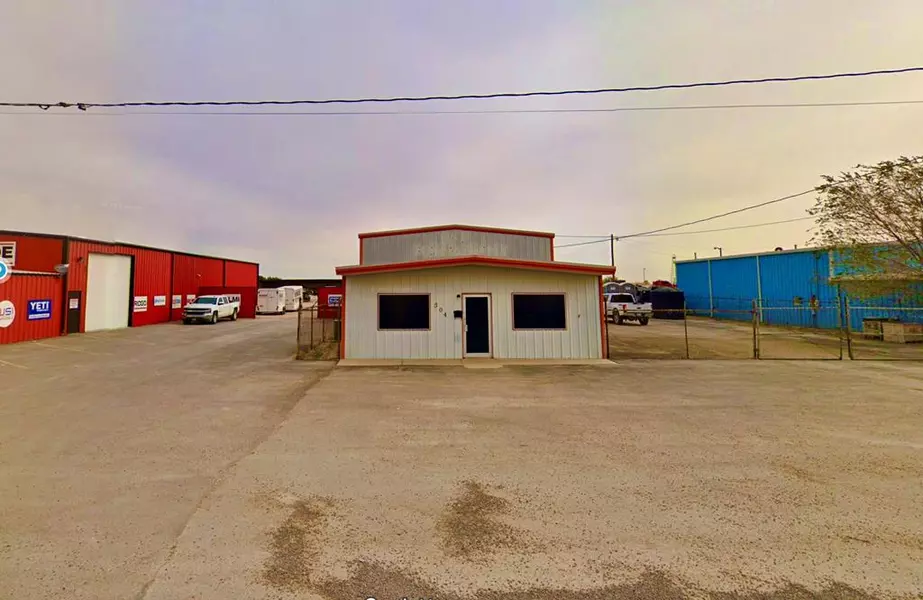 304 Mustang Dr, Andrews, TX 79714