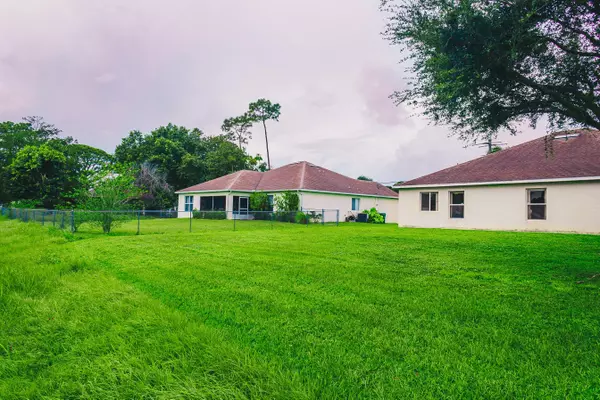 Port Saint Lucie, FL 34983,992 SE Walters TER