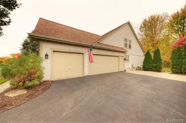 Genoa Twp, MI 48843,5818 PINE TRACE CRT