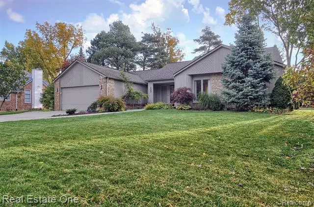 2687 HUNTER HEIGHTS DR, West Bloomfield, MI 48324