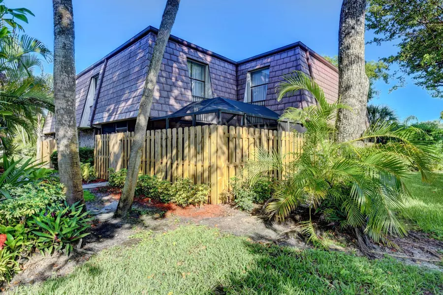 7508 E Courtyard Run, Boca Raton, FL 33433