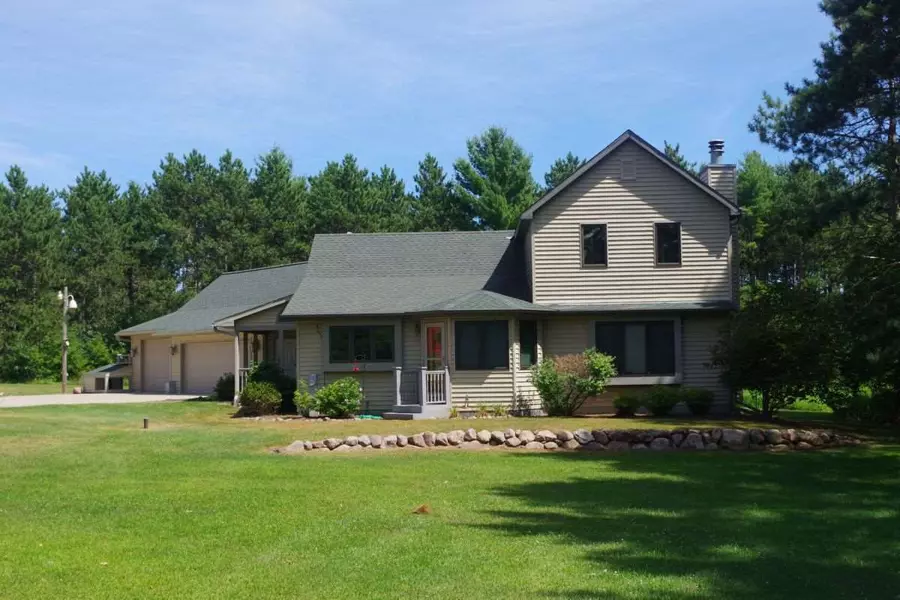 7687 Wolfe Lake Rd, Almond, WI 54909