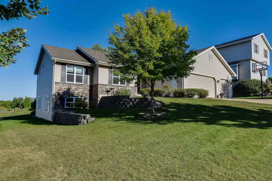 712 Stonefield Way, Mount Horeb, WI 53572