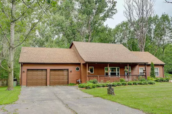 N6285 Stonewood Dr, Watertown, WI 53094-8710