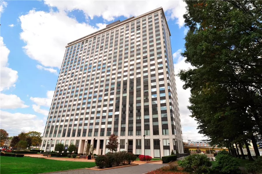 320 Fort Duquesne Blvd #10A, Pittsburgh, PA 15222