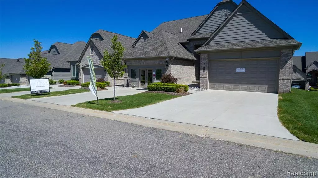 5621 KNOB HILL Circle, Clarkston, MI 48348