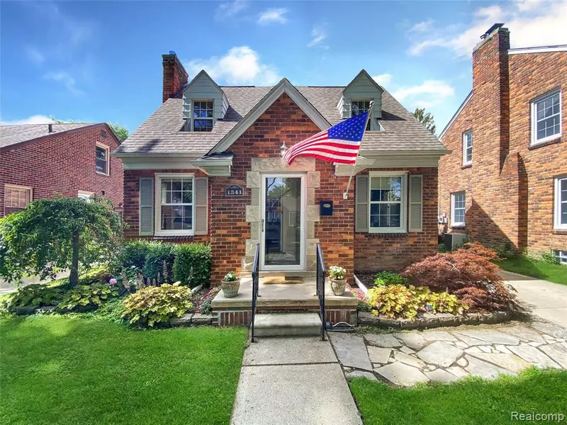 1341 ROSLYN Road, Grosse Pointe Woods, MI 48236 1018