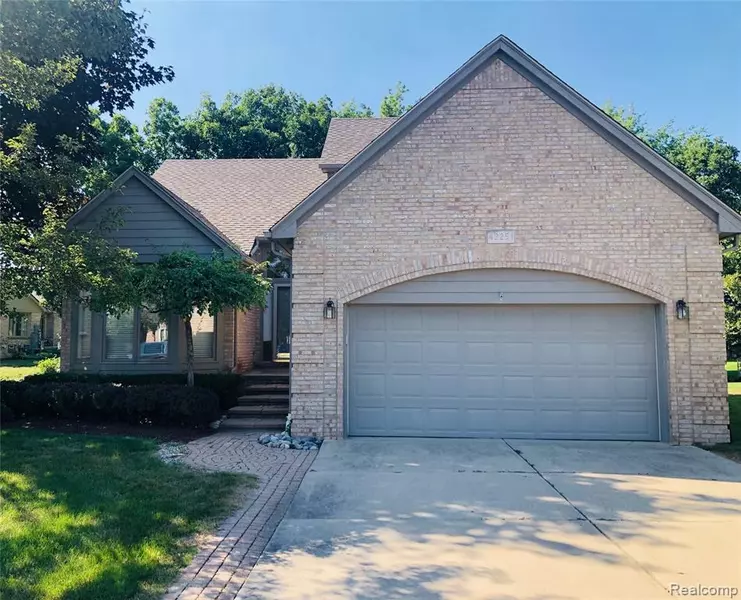 43251 POINTE Drive, Clinton Township, MI 48038 4832