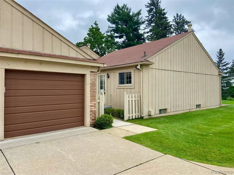 12486 CAMBRIDGE BLVD, South Lyon, MI 48178-