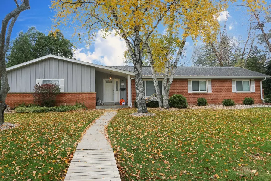 301 Madero Dr, Thiensville, WI 53092