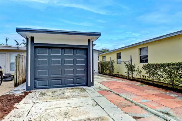 Lake Worth, FL 33460,407 S F ST