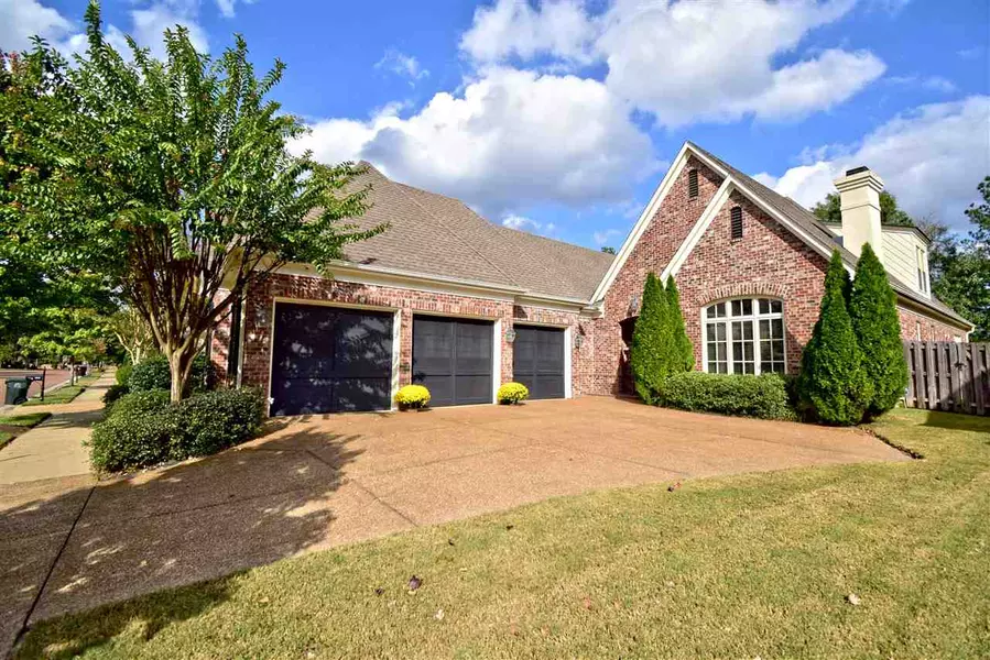 1850 E LAUREL HOLLOW LN E, Collierville, TN 38017