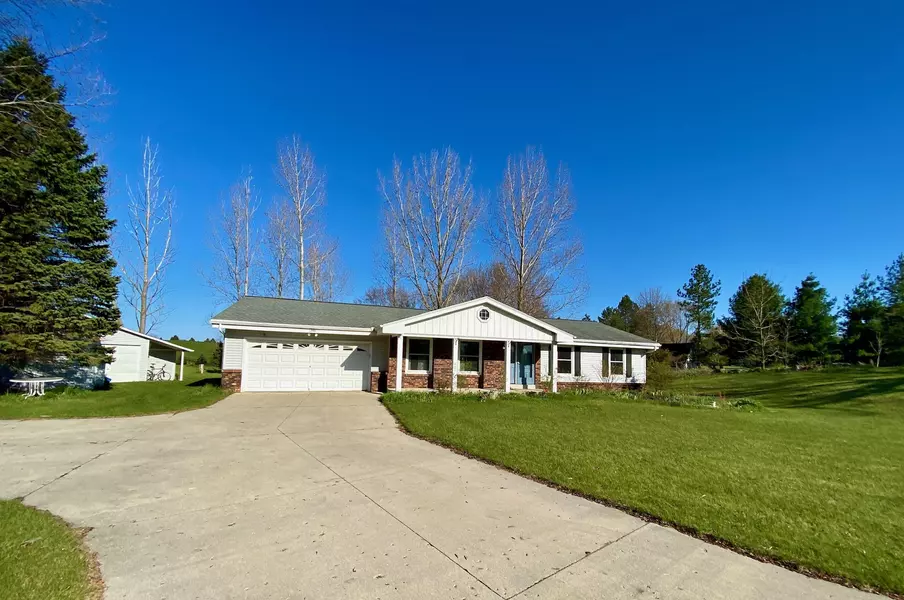 7464 Lakehaven Dr, Farmington, WI 53090