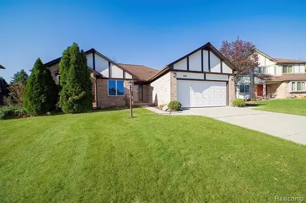 353 SANDALWOOD DR, Rochester Hills, MI 48307