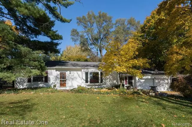 470 MAPLEHILL RD, Rochester Hills, MI 48306