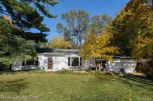 470 MAPLEHILL RD, Rochester Hills, MI 48306