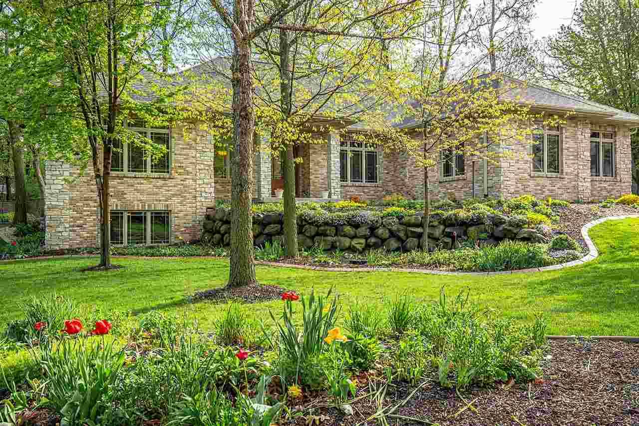 5921 OAK HOLLOW DR, Mcfarland, WI 53558