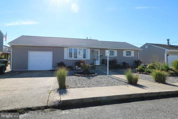 16 N COMMODORE DR, Tuckerton, NJ 08087