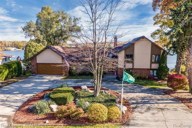 Waterford Twp, MI 48329,3000 SHAWNEE LN