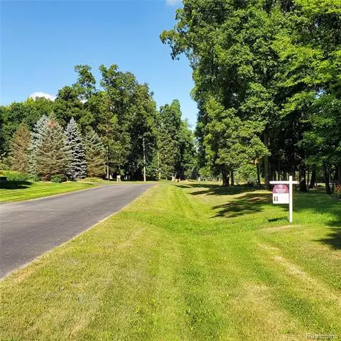 00 SLEIGH TRL, Hartland Twp, MI 48380