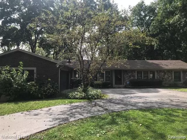 555 SARSFIELD DR, Rochester Hills, MI 48307