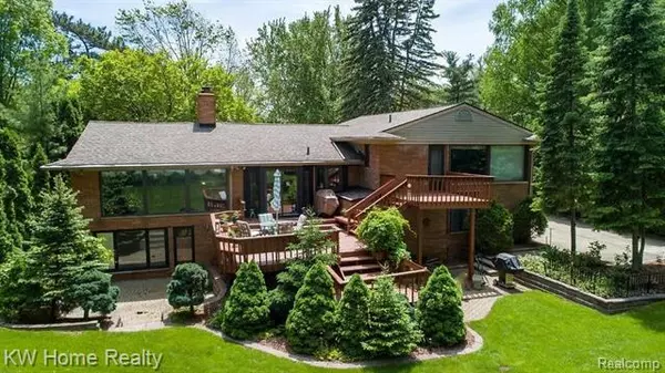 Bloomfield Hills, MI 48301,6181 DAKOTA CIR