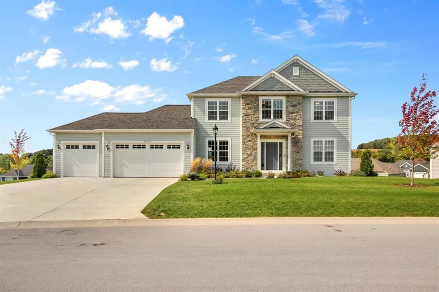 W275N351 Arrowhead Trl, Pewaukee, WI 53188