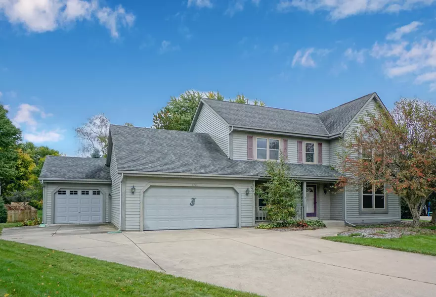 672 Seville Ct, Oconomowoc, WI 53066