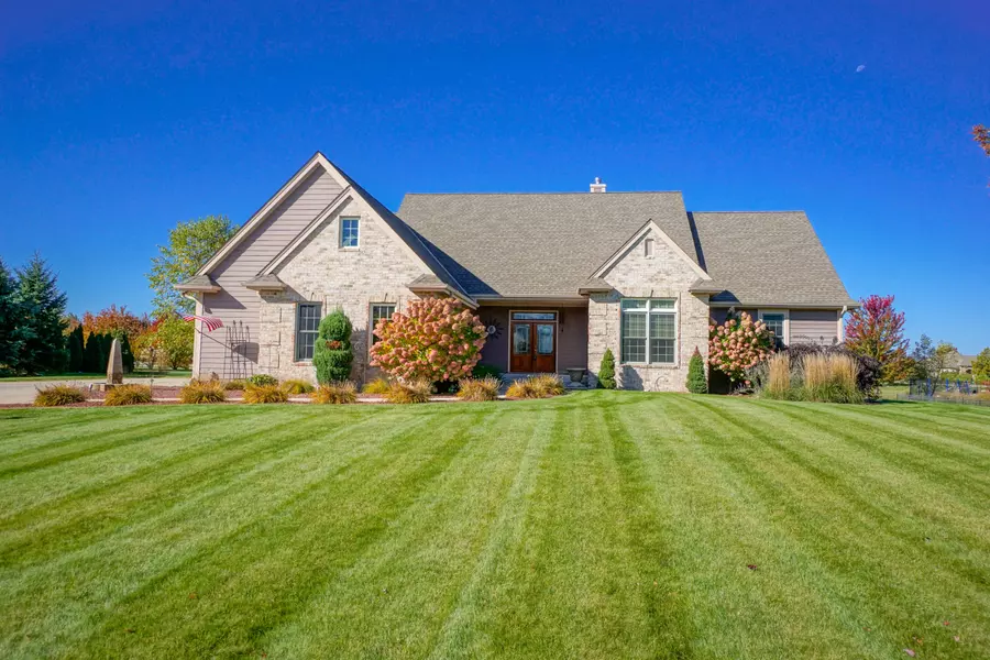 W356N6693 E Stonewood Dr, Oconomowoc, WI 53066