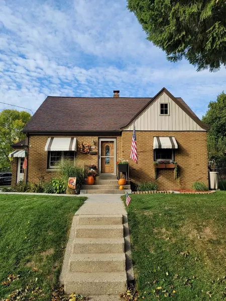 2404 E Denton Ave, Saint Francis, WI 53235