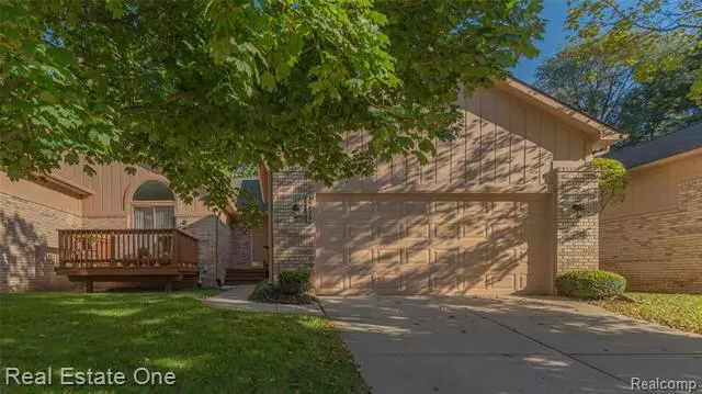 35575 COURT RIDGE CRT, Farmington Hills, MI 48335