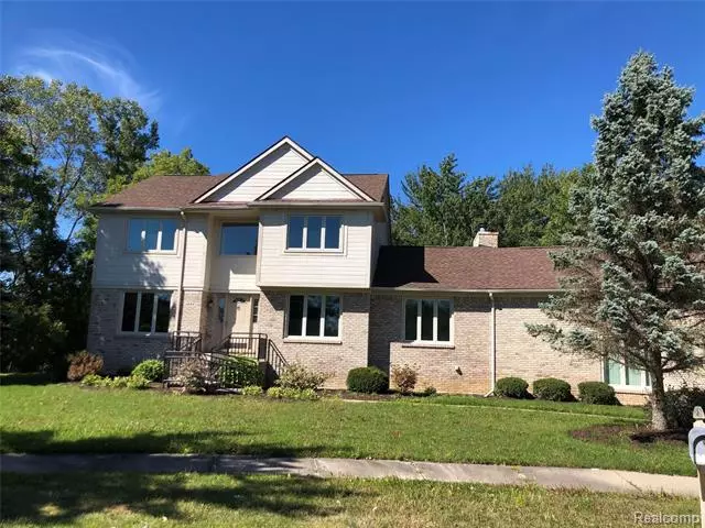 1444 Stauch DR, W Bloomfield, MI 48324