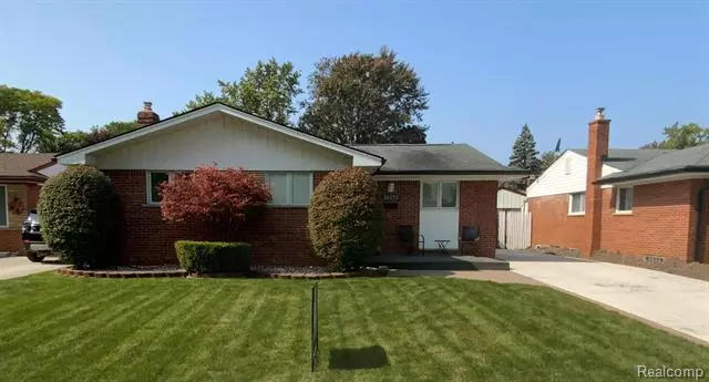 30233 BLOSSOM ST, Roseville, MI 48066