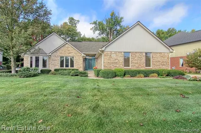 43579 VINTAGE OAKS DR, Sterling Heights, MI 48314