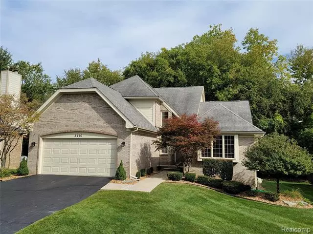 3210 BLOSSOM DR, West Bloomfield, MI 48324