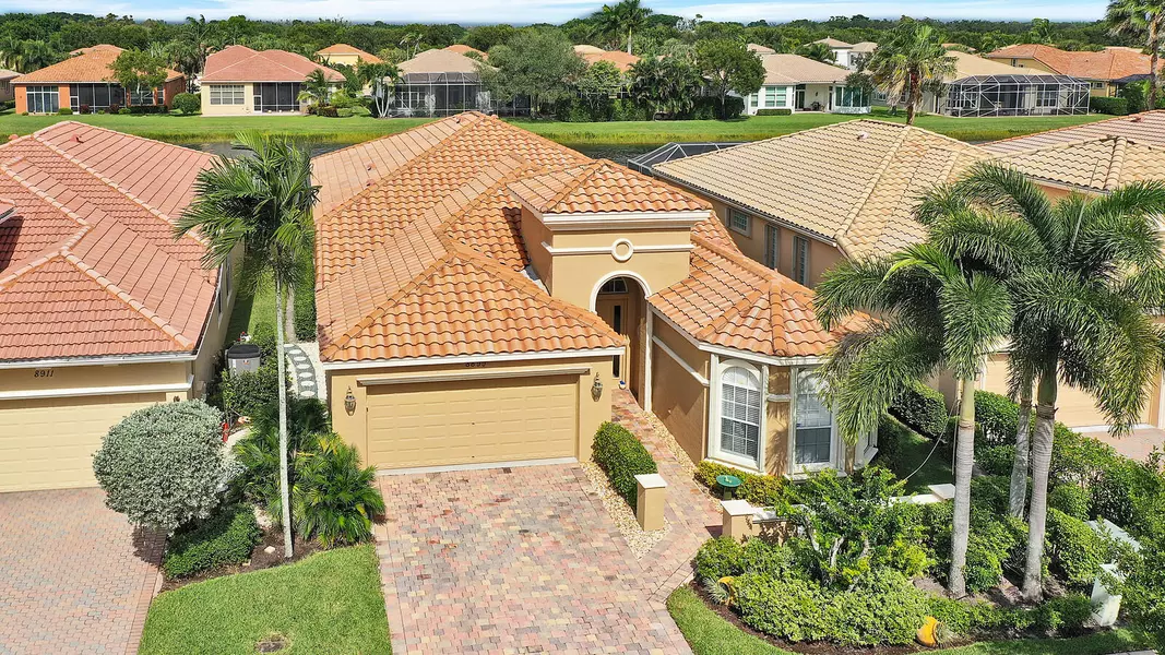 8899 W Via Prestigio, Wellington, FL 33411