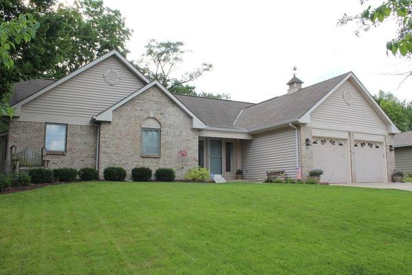 607 Crestview Ln, Mukwonago, WI 53149