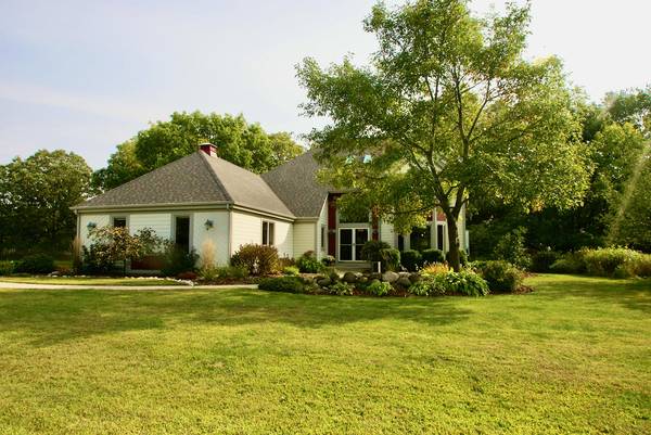 S69W32025 Whitetail Meadows Dr, Mukwonago, WI 53149